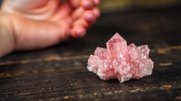 Découvrez trois façons dont la rhodonite protège votre cœur