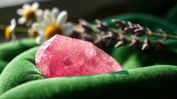 Découvrez trois façons dont la rhodonite protège votre cœur